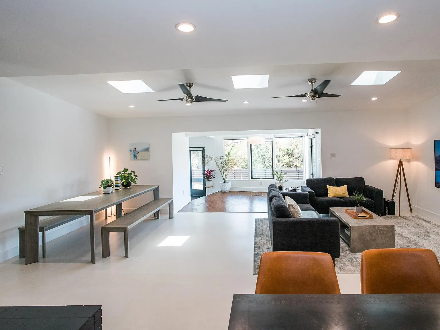 126 Lakeway Dr — Photo 2