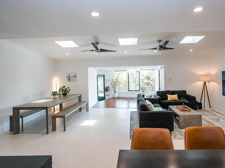 126 Lakeway Dr — Photo 4