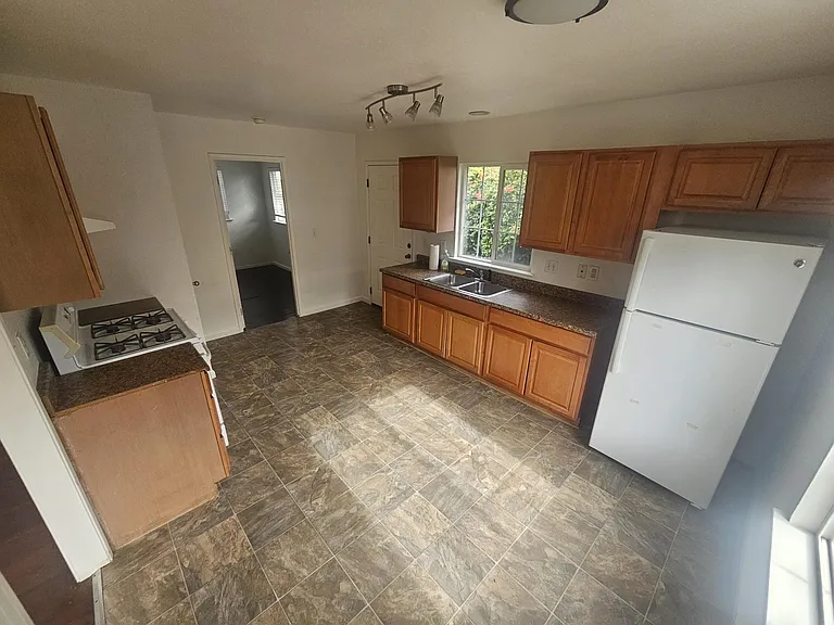 908 Pacific St — Photo 6