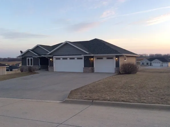 8236 Tegan Dr, Peosta, IA 52068