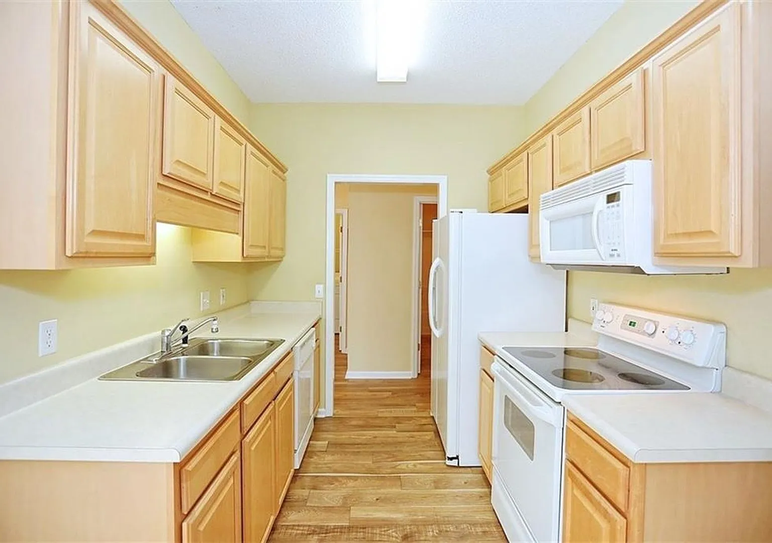 Southside Savannah Charm 2BR Townhome with Screened-In Porch — Photo 4