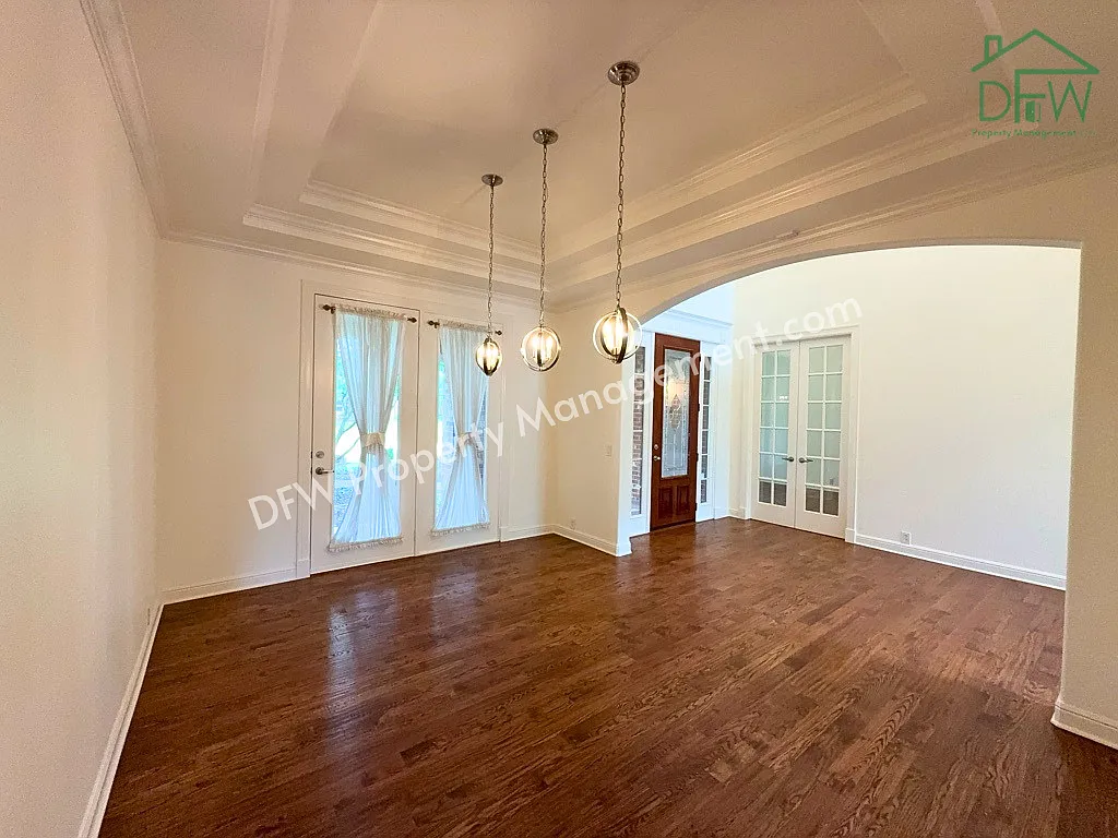 5 bed, 6.0 bath, 4865 sqft, $8,595 — Photo 3