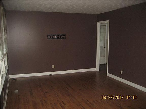 3rd image of 104 Gloria Cir