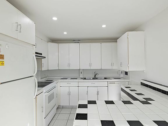 4th image of 1031 Farnham #O