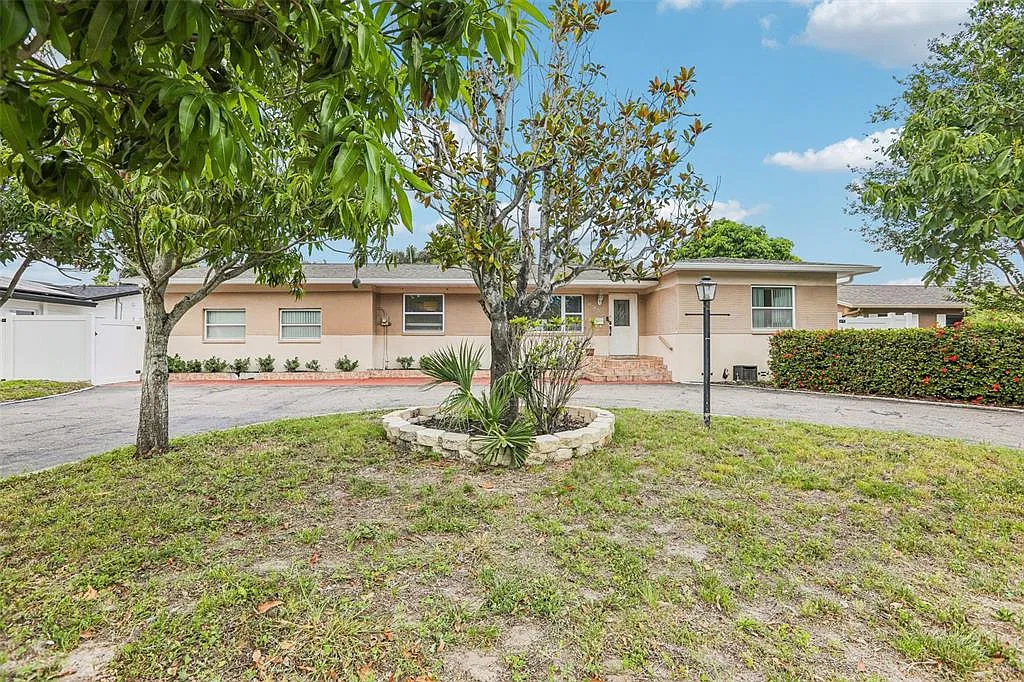 4 bed, 2.0 bath, 2029 sqft, $3,800 — Photo 2