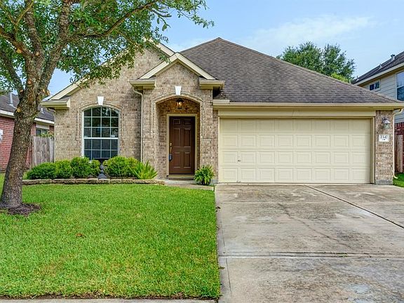 This lovely single story home features open floor plan with 3 bedrooms, 2 full baths, and 2 car garage.