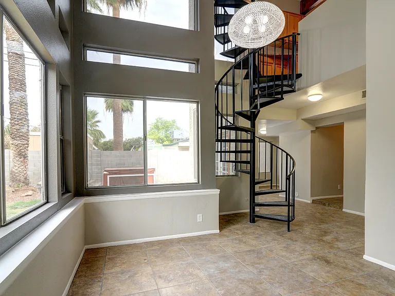 519 W 13th St — Photo 9