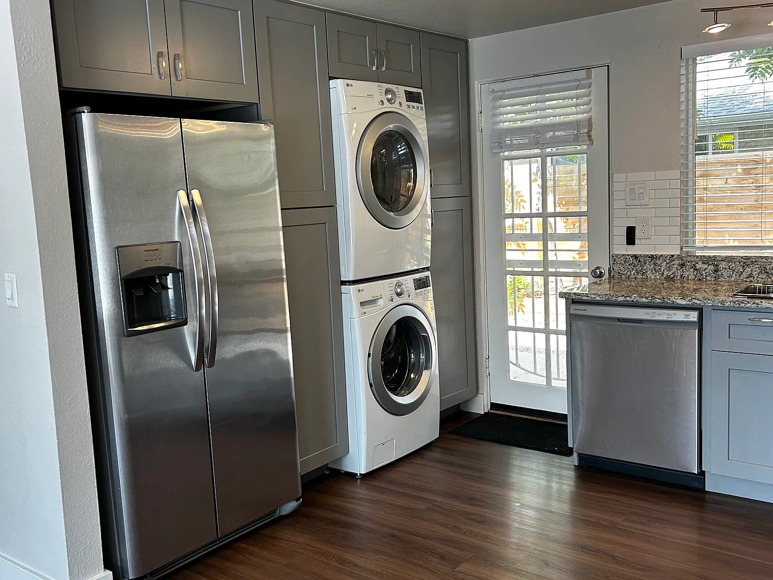 2 bed, 708 sqft, $2,000 — Photo 2