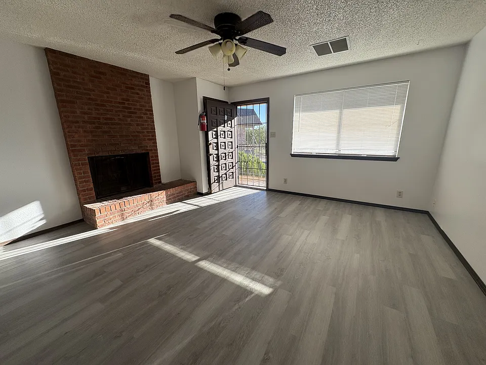 404 Rainbow Ct SE