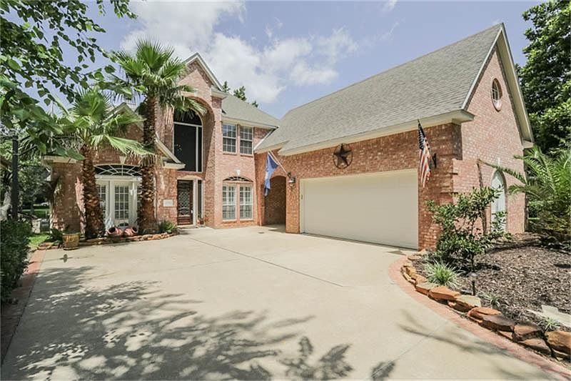 Super curb appeal - nice wide forecourt - can easily handle parking for your guests