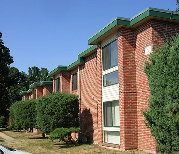 Town and Campus Apartments — Photo 3
