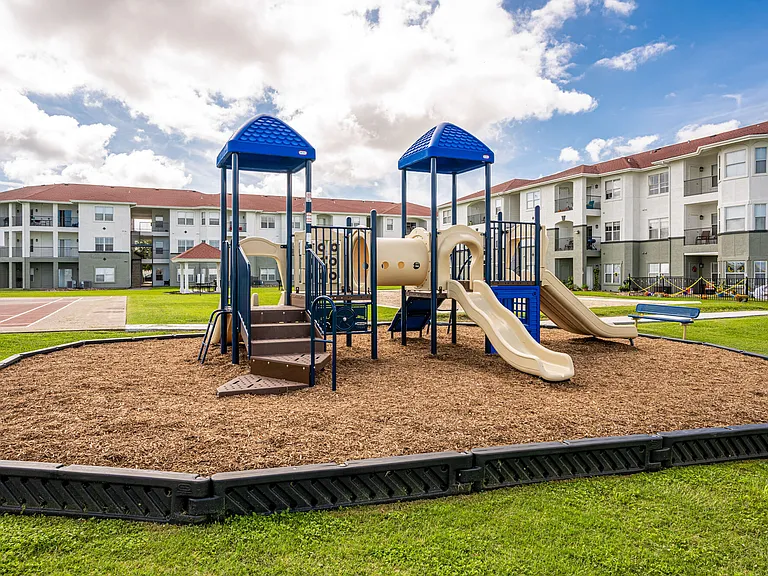 Baypoint Apartments — Photo 41