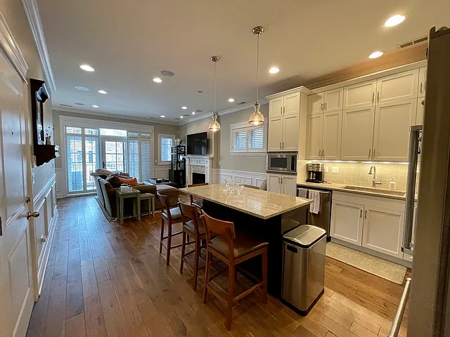 2 bed, 1250 sqft, $4,500 — Photo 3
