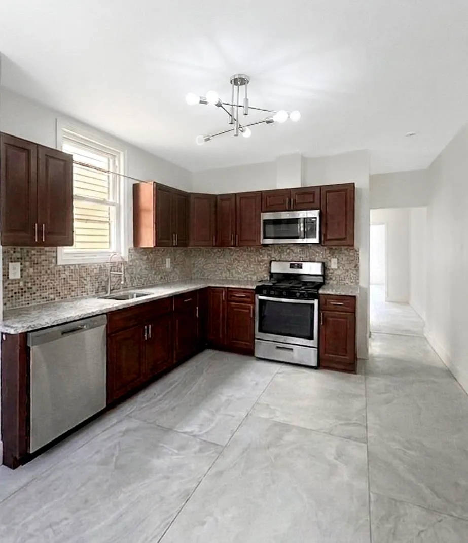 4 bed, 1.0 bath, $2,850 — Photo 1