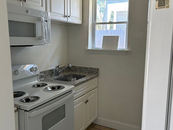 4th image of 3700 Killam Ave APT B