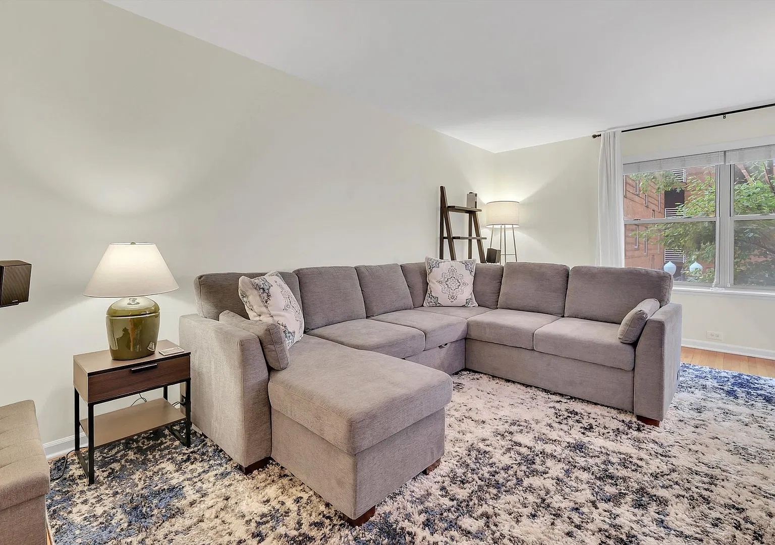 1 bed, 850 sqft, $2,400 — Photo 4