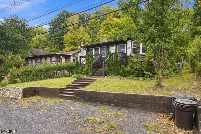 2 bed, 1.0 bath, $2,500 — Photo 2