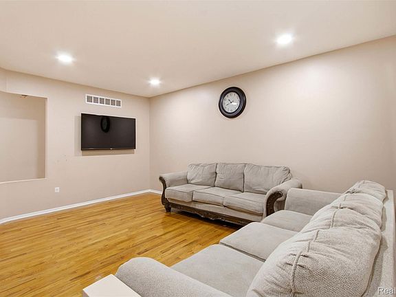 3rd image of 37596 Adrian Dr