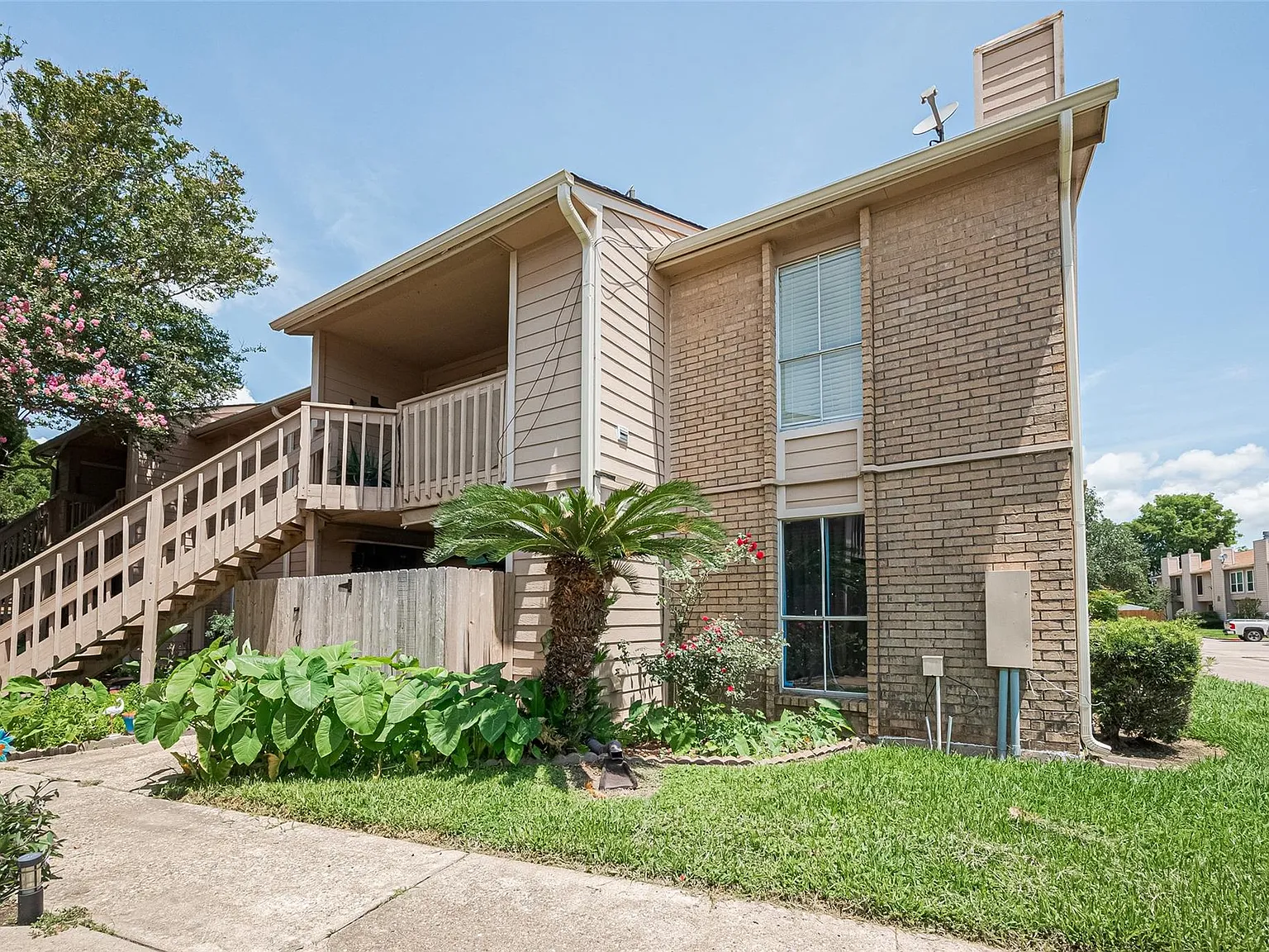 2 bed, 2.0 bath, 967 sqft, $1,100 — Photo 1