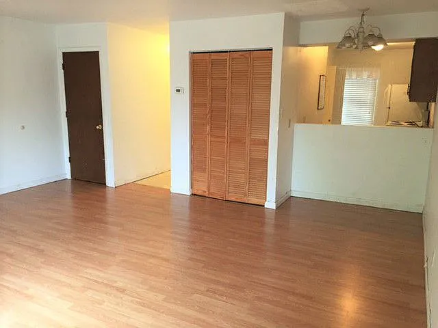 98 Hudson Ave #2