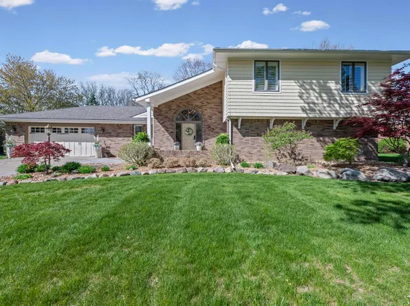 8908 Sarah Ln, Grosse Ile, MI 48138
