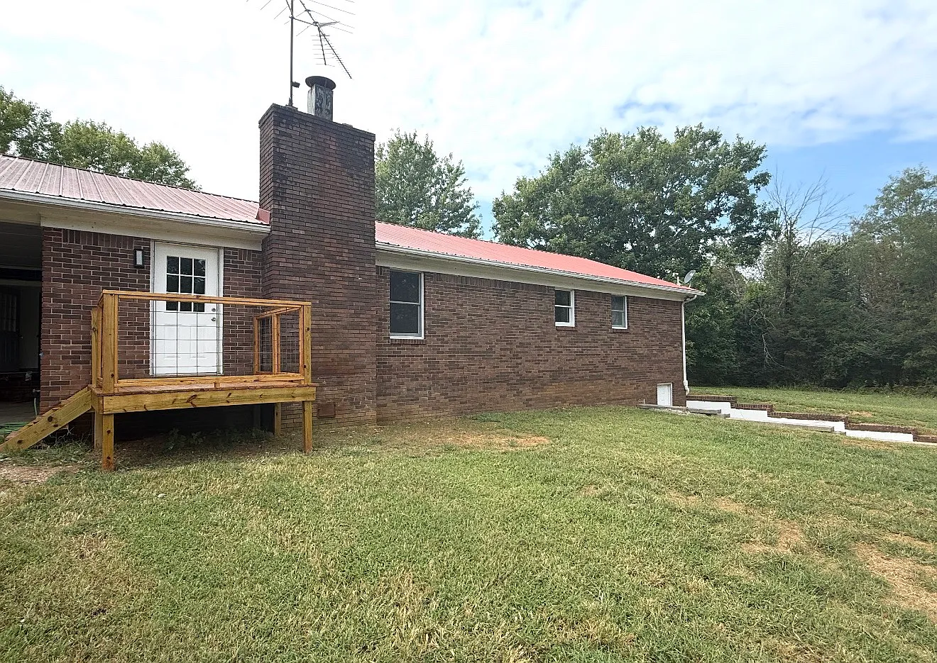 3 bed, 2800 sqft, $1,950 — Photo 2