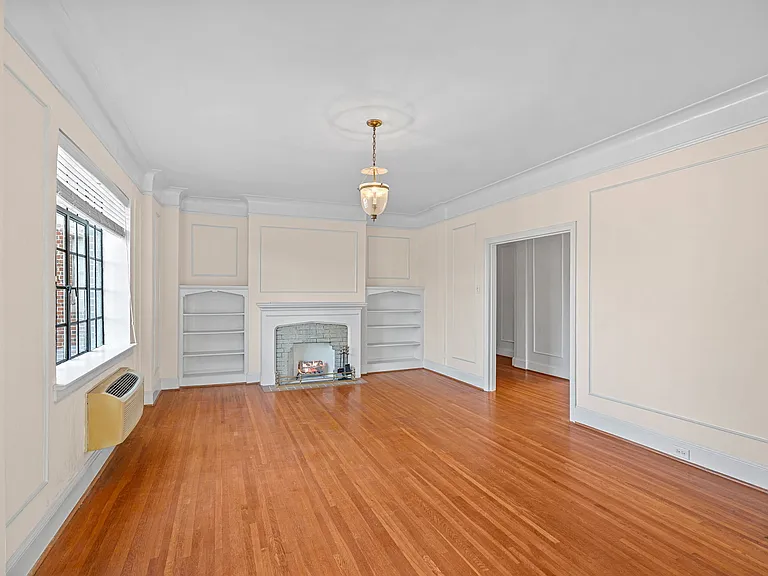 301 W 10th St #502 — Photo 5