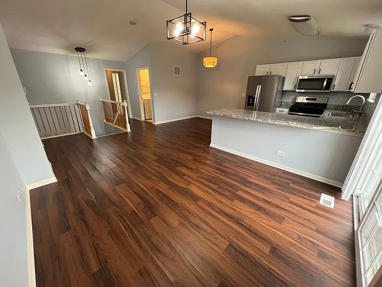979 Kensington Dr — Photo 3