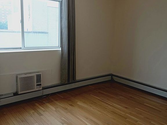 3rd image of 13537 37th Ave APT 6A