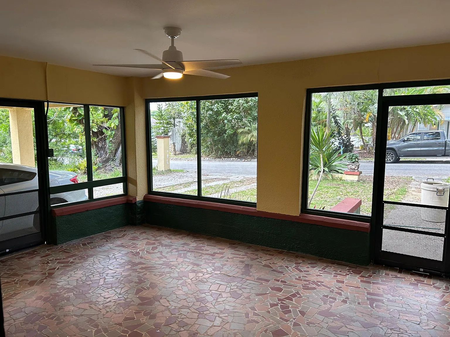 306 W North St — Photo 2