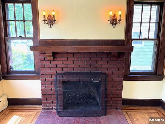 4th image of 126 Gordon St