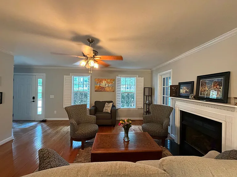 35 Woodbury Ln — Photo 4
