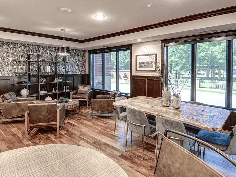 Coffee lounge with workspaces overlooking the park.