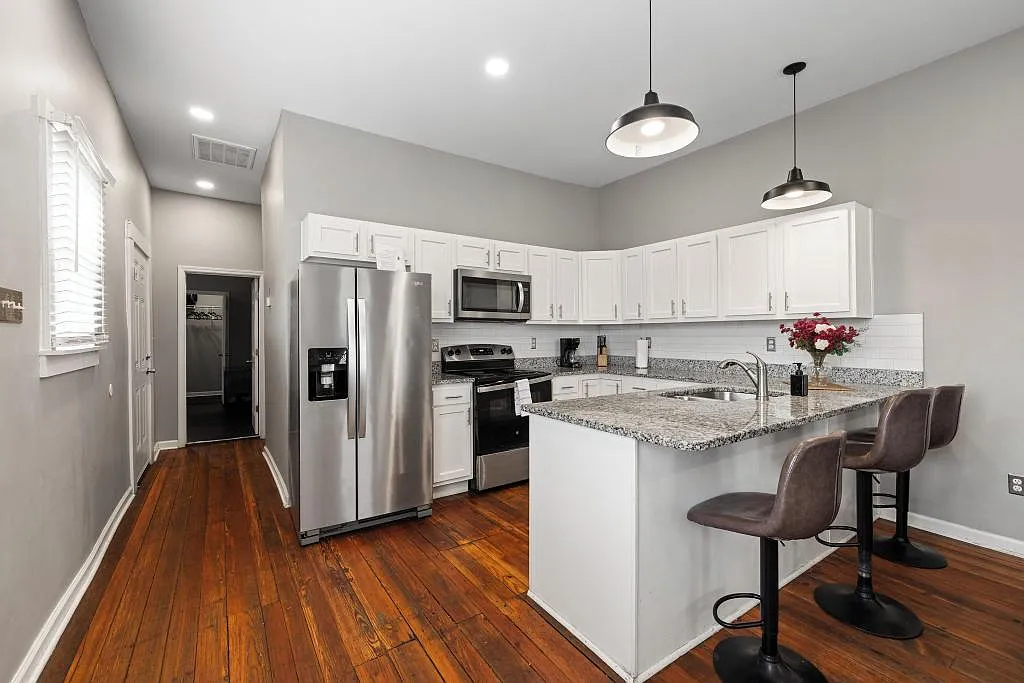 736 E Burnett Ave — Photo 1