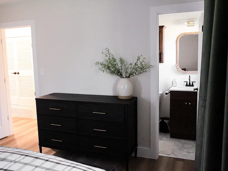 Master Bedroom w/bathroom