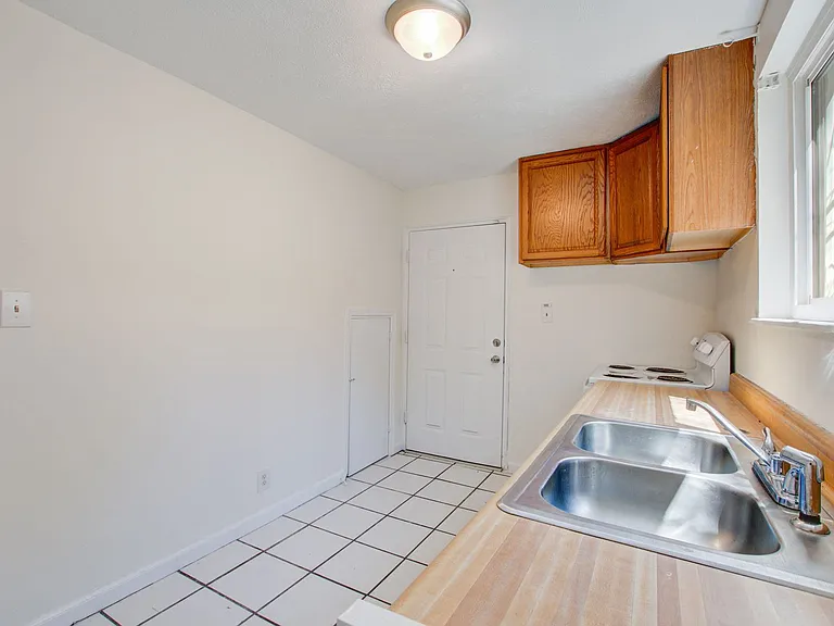 2418 1/2 Laurel St — Photo 12