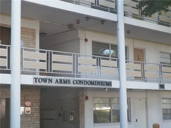 911 Washington Ave APT 304, Largo, FL 33770