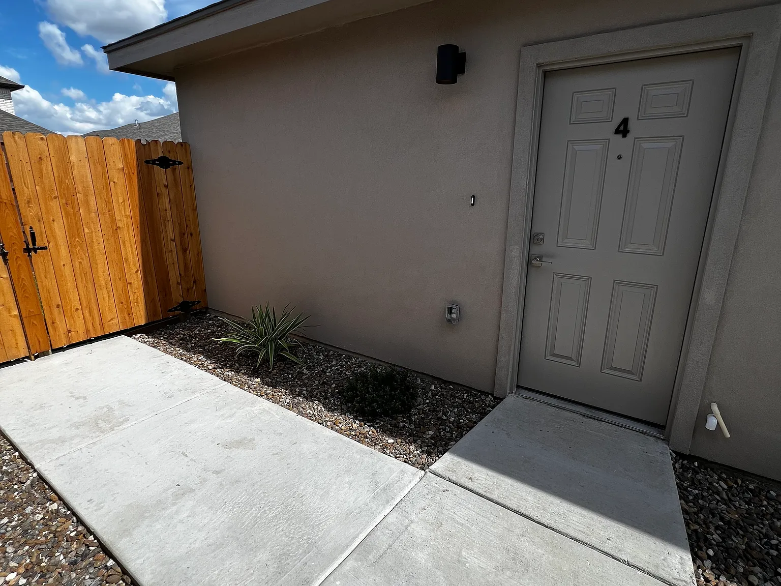 3 bed, 1180 sqft, $1,550 — Photo 2