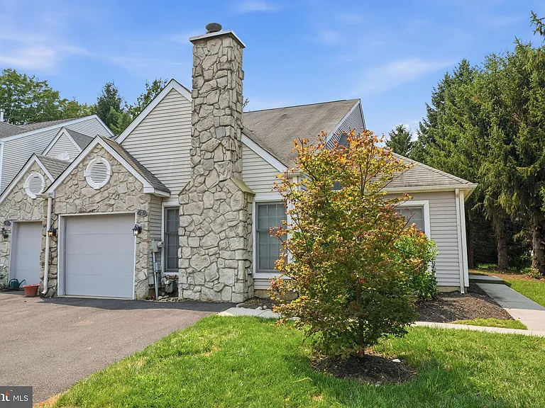 7 Walton Ct — Photo 1