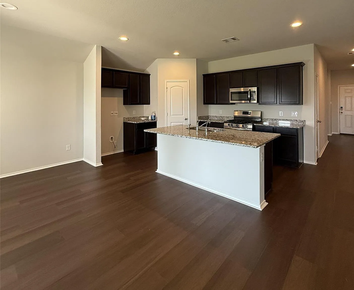 4 bed, 2.0 bath, 1692 sqft, $1,945 — Photo 4