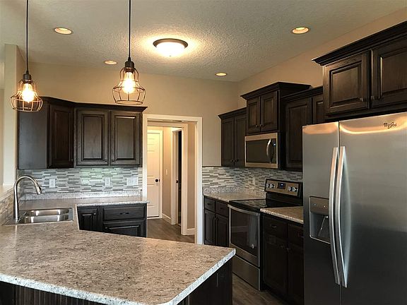 5th image of 431 Goldenrod Ct