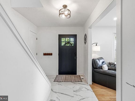 3rd image of 702 Wood Ln