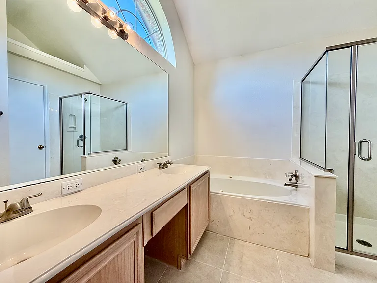 1302 Old Knoll Dr — Photo 15
