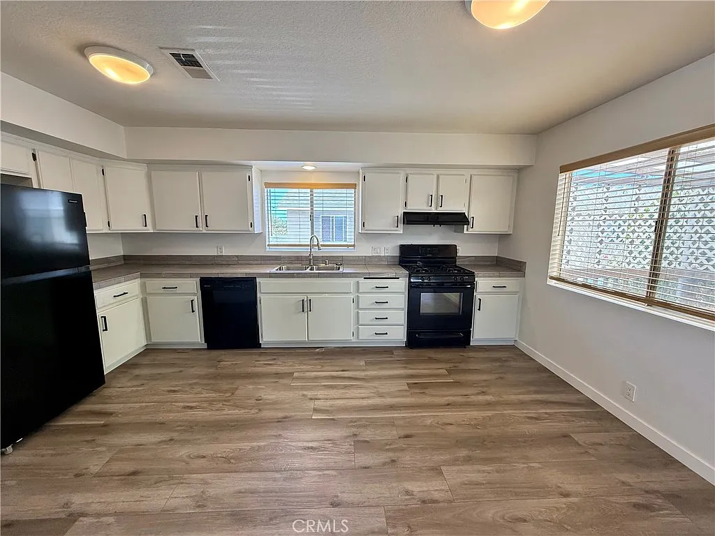 1 bed, 900 sqft, $3,300 — Photo 3