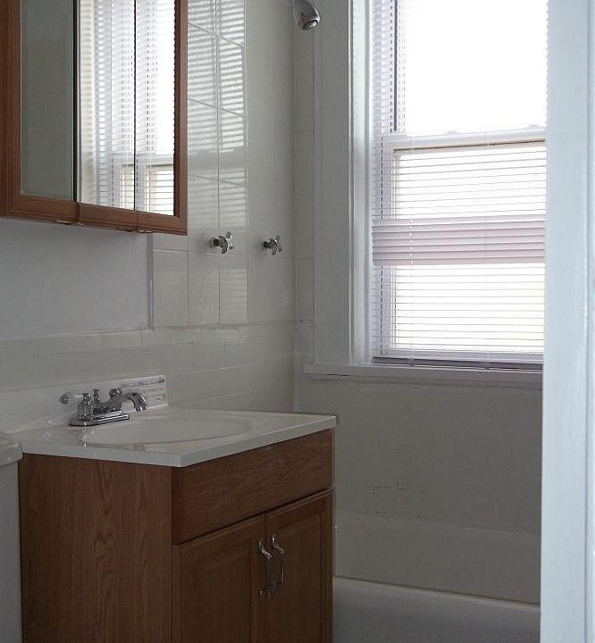 2nd image of 7600 N Greenview Ave APT 305