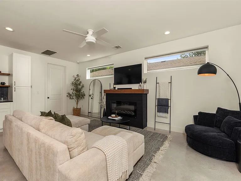 1129 Henninger St #B — Photo 7