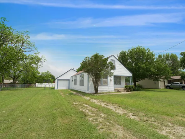 211 S Hickory St, Muenster, TX 76252