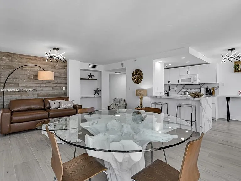 2555 Collins Ave #2200 — Photo 18