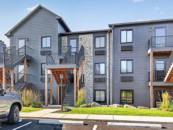 3rd image of 102 Clarendon Dr APT 305