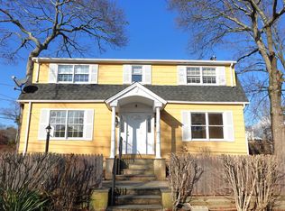 8 Reeves Bay Trl, Flanders, NY 11901